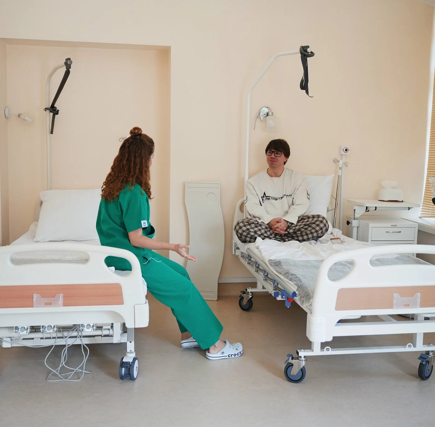 Пациент и медсестра в палате клиники ГМЦ после ринопластики